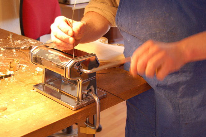 Préparation des filets à l'aide d'un rouleau à pates.